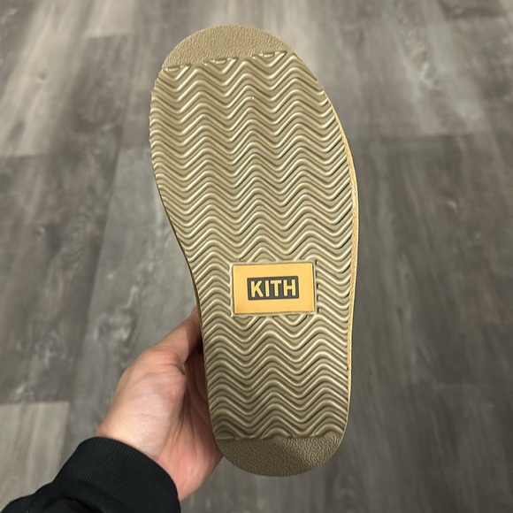 KITHMAS MONOGRAM SHEARLING SLIPPERS - LOFT
BRAND NEW; NEVER WORN; size too small - Picture 7 of 7